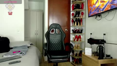 sophiebaker__ online show from April 17, 2:25 am