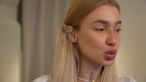 DAISY online show from December 8, 2:52 pm