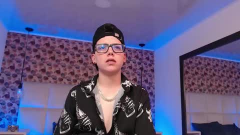 Snapshot of spencerm_ chatting on October 19, 8:35 pm spencerm_ online show from October 19, 8:35 pm