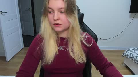 Snapshot of stacy_miraclee chatting on December 8, 3:56 pm Stacy  online show from December 8, 3:56 pm