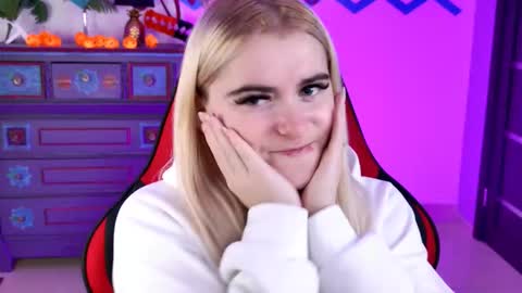 stef_nicks online show from October 29, 9:44 am