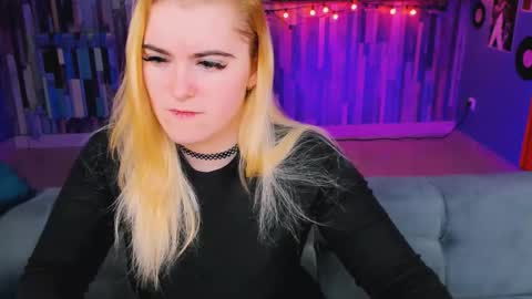 stef_nicks online show from December 15, 9:38 am