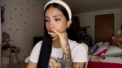 Im MiaIts my first day here  online show from February 11, 8:12 pm