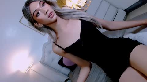 Snapshot of steffani_deluxe chatting on December 22, 5:22 am STEF online show from December 22, 5:22 am