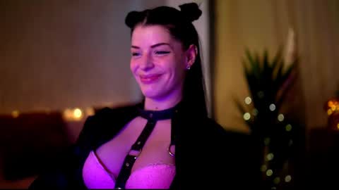 Snapshot of stella_shock chatting on February 19, 7:06 am Stella online show from February 19, 7:06 am