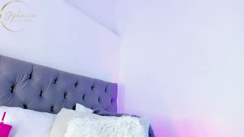 Stephania  online show from January 9, 2:18 pm