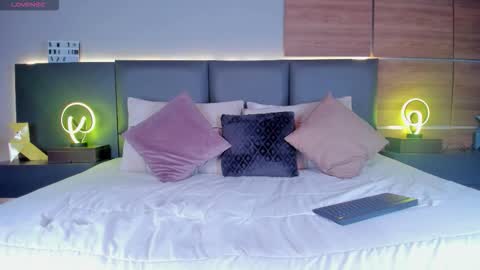 Stone Lee  online show from September 9, 8:47 am