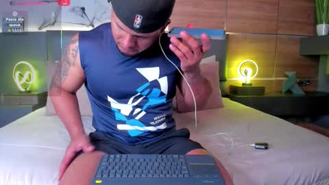 Stone Lee  online show from November 3, 9:05 pm