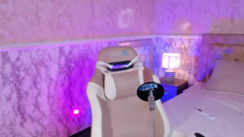 Stormy  online show from March 25, 4:30 am