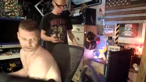 Str8 online show from April 18, 7:07 pm