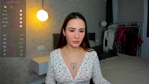 Laura online show from December 2, 1:04 am