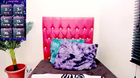 strawberry_lipz online show from November 28, 6:32 am