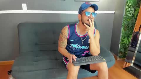 STUD HUNK LATIN online show from March 3, 9:37 pm