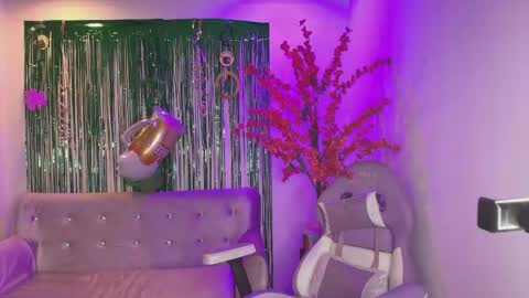 summer_miller online show from March 17, 11:48 am