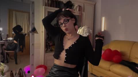 Miss Nelly online show from June 3, 5:40 pm