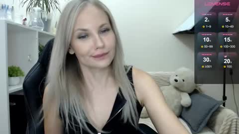 Snapshot of sunny_bunny6 chatting on October 21, 5:12 am Naomi online show from October 21, 5:12 am