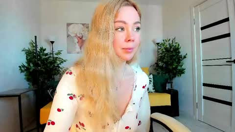 Jenn online show from April 18, 3:19 am