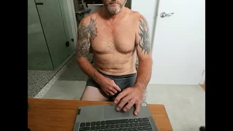 Snapshot of surfdog2908 chatting on February 5, 1:04 am surfdog2908 online show from February 5, 1:04 am