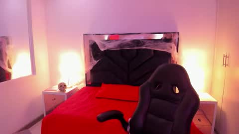 susanvilla online show from October 28, 7:59 pm