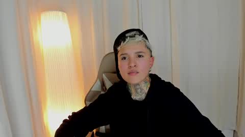 Snapshot of suzu_wolf chatting on October 22, 5:32 am suzu_wolf online show from October 22, 5:32 am