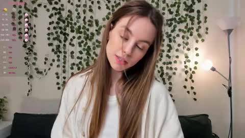 Snapshot of sweet_and_flirt chatting on October 17, 7:56 am Alice online show from October 17, 7:56 am