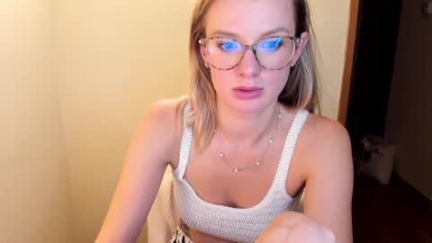 Snapshot of sweet_angel_a chatting on December 16, 9:41 pm Ann - your sweet girl online show from December 16, 9:41 pm