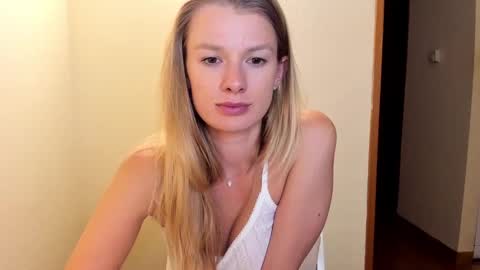 Snapshot of sweet_angel_a chatting on October 15, 8:53 pm Ann - your sweet girl online show from October 15, 8:53 pm