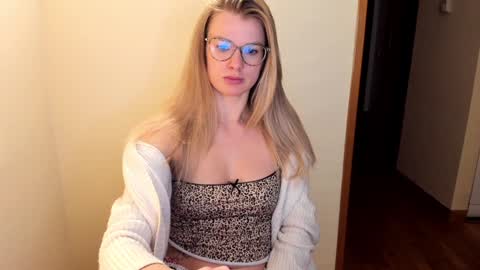 Snapshot of sweet_angel_a chatting on January 7, 11:45 pm Ann - your sweet girl online show from January 7, 11:45 pm