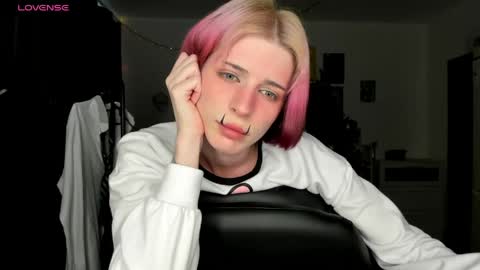 kira online show from April 10, 4:23 pm