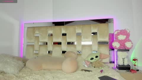  independent model  online show from January 17, 12:20 am