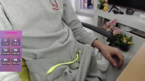 SwetLittleBoy4u online show from December 10, 8:30 am