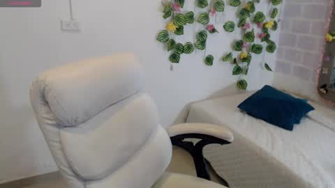 Tania  online show from December 3, 4:51 pm