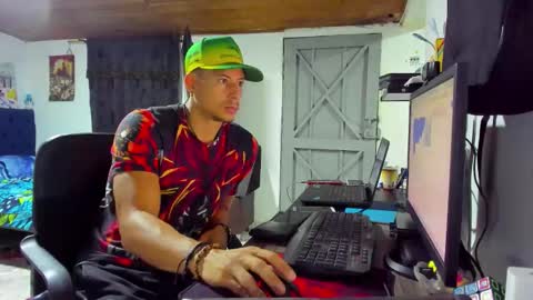 teoyes_ online show from November 6, 11:41 pm