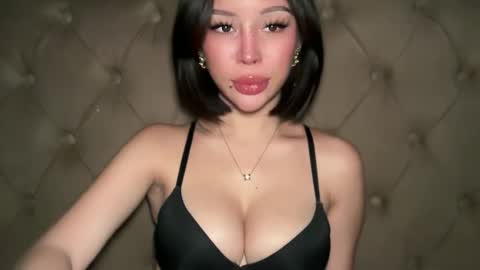 Elle  dont forget to folloW me and thumbs up online show from April 21, 3:57 am