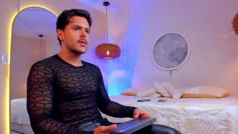 Thiago online show from November 4, 10:05 am