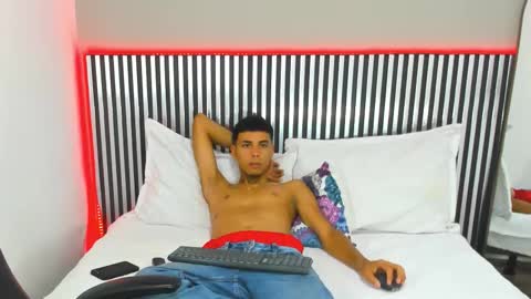 Snapshot of thiago_valtier chatting on October 20, 1:49 pm T H I A G O online show from October 20, 1:49 pm
