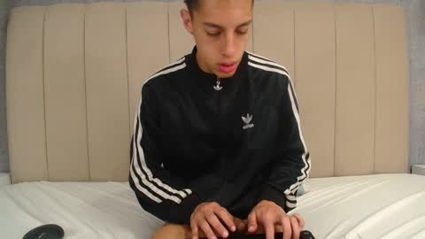 Thiago   online show from December 15, 12:07 am