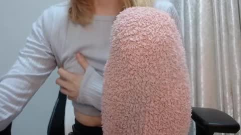 sara online show from April 18, 2:24 am