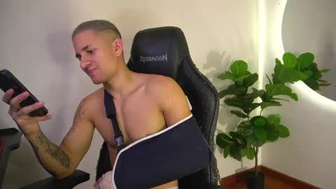 thin_tommy11 online show from June 19, 10:49 pm