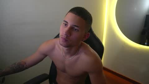 thin_tommy11 online show from December 19, 11:22 pm