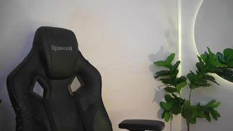 thin_tommy11 online show from April 21, 8:38 pm