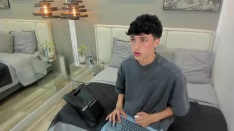 Thom online show from April 18, 11:45 am