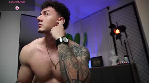 Thomas Falcon online show from February 20, 2:33 am