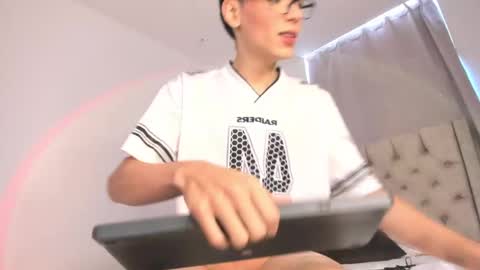 Snapshot of thomythompson chatting on September 13, 3:03 pm Thomy T online show from September 13, 3:03 pm
