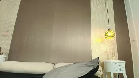 T I F F A N Y online show from February 6, 9:28 pm