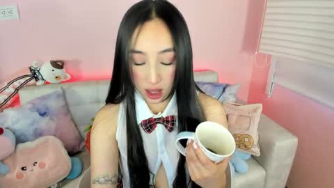 tiny_cora online show from April 11, 4:22 pm