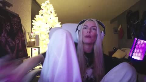 stage Kylie Sinner  brand CLITBAIT online show from December 19, 9:54 pm