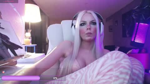 stage Kylie Sinner  brand CLITBAIT online show from April 11, 7:45 am