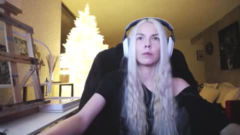 stage Kylie Sinner  brand CLITBAIT online show from December 3, 7:31 am