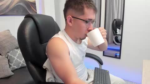 tommas_johnson online show from March 15, 5:23 am